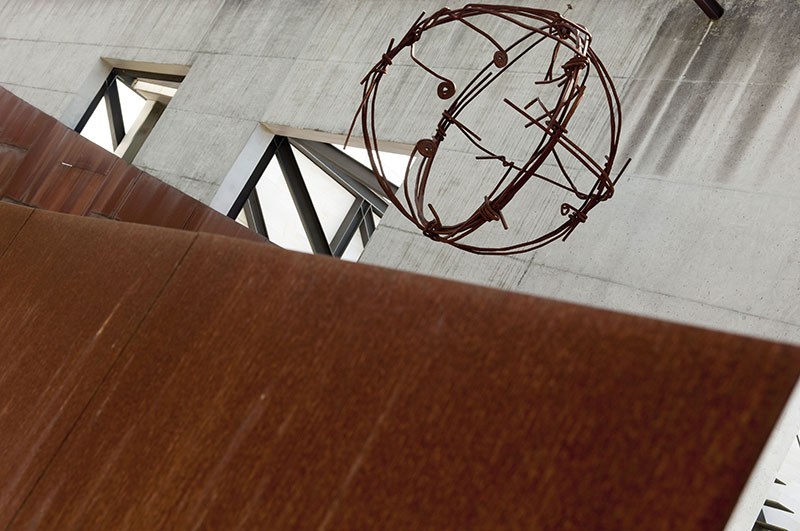 FACHADA DE CORTEN Y ESCULTURA