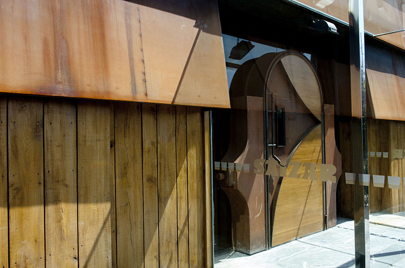 FACHADA Y PUERTA DE ACERO