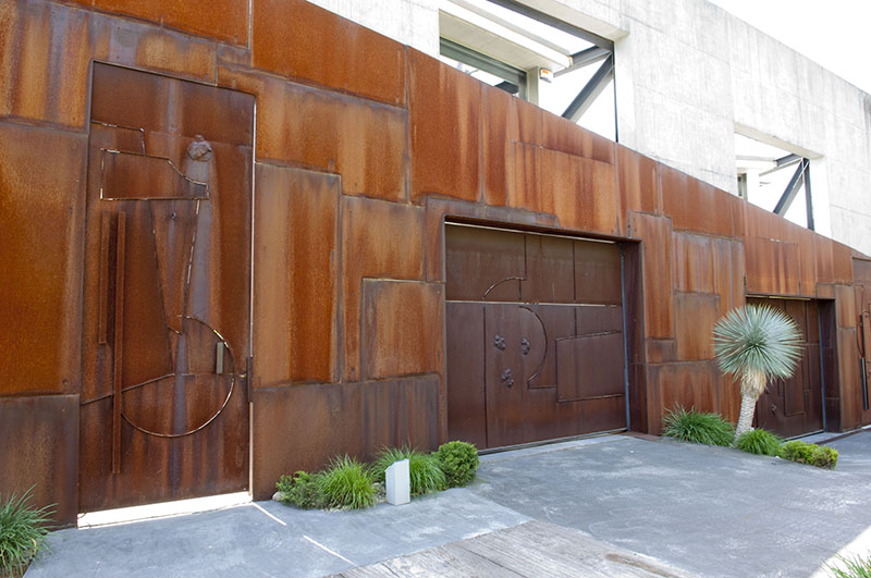 FACHADA Y PUERTA DE CORTEN