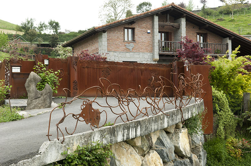 PUERTA ACERO CORTEN Y BARANDILLA