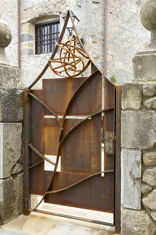 PUERTA Y CIERRE DE ACERO CORTEN